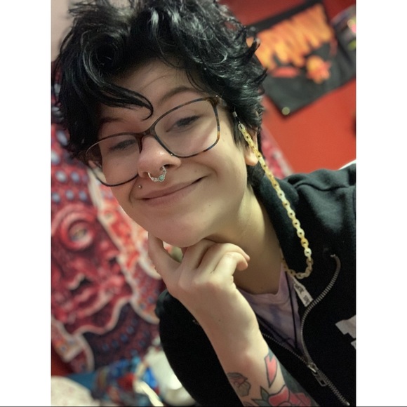 Meet your Posher, Sara Liz✨ - Picture 2 of 3